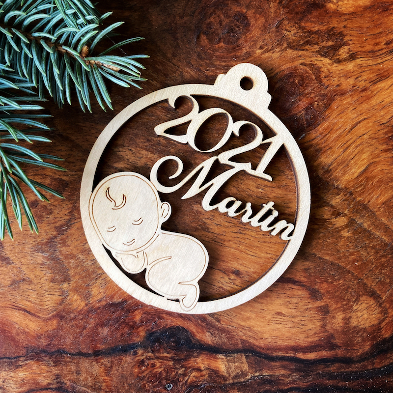 Dřevěná vánoční ozdoba s miminkem
