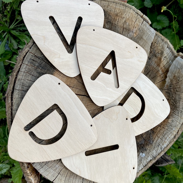 Dřevěná písmena na girlandu