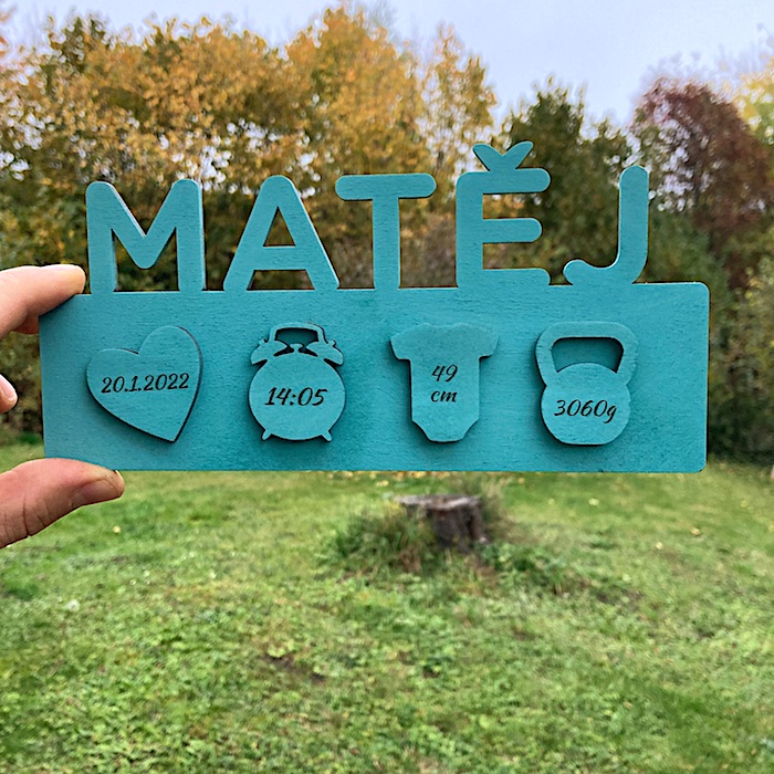 Dřevěné jméno s porodními údaji
