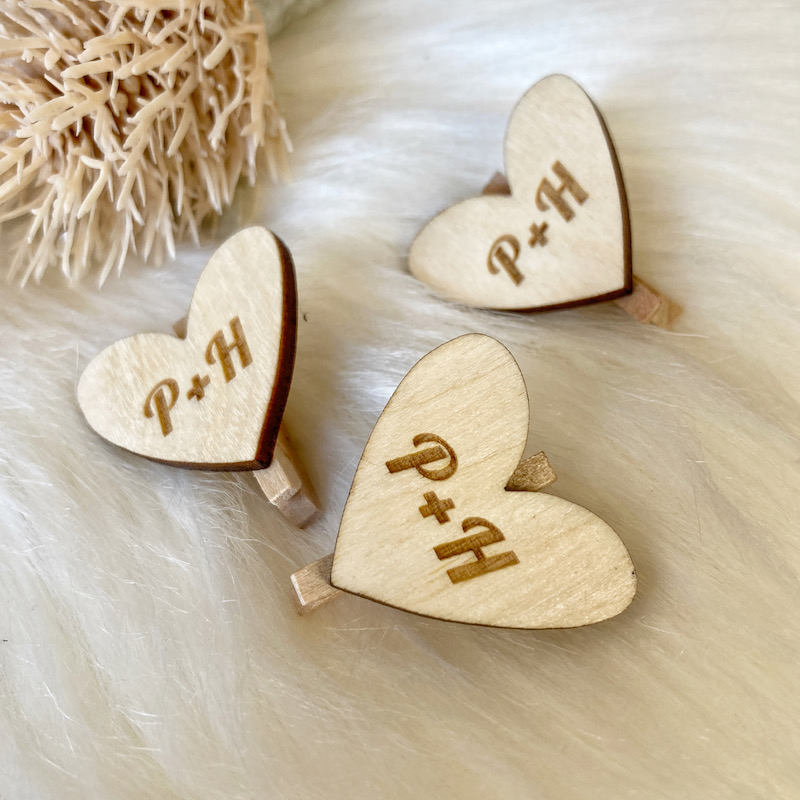 Dřevěné mini kolíčky se srdíčky s iniciály