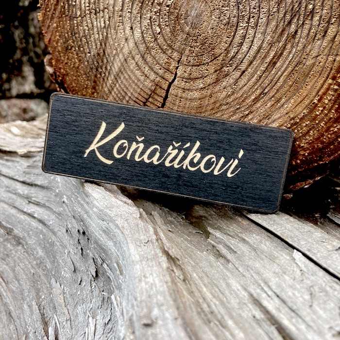 Dřevěná jmenovka na dveře - černá