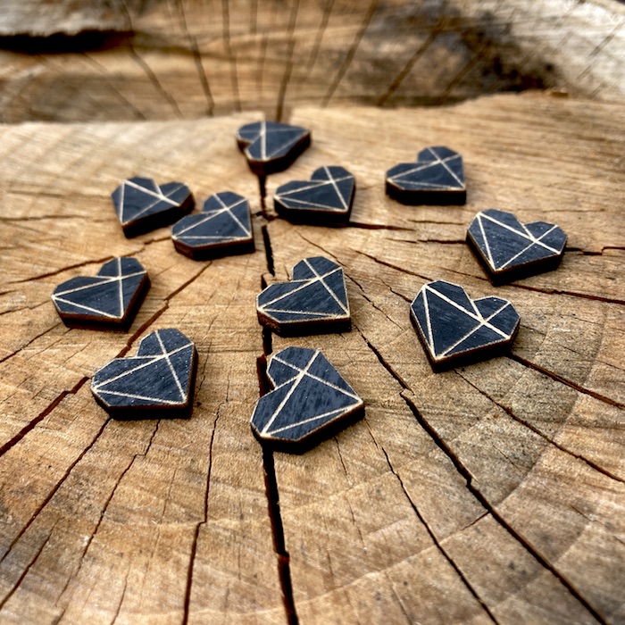 Černá geometrická srdíčka na vývazky