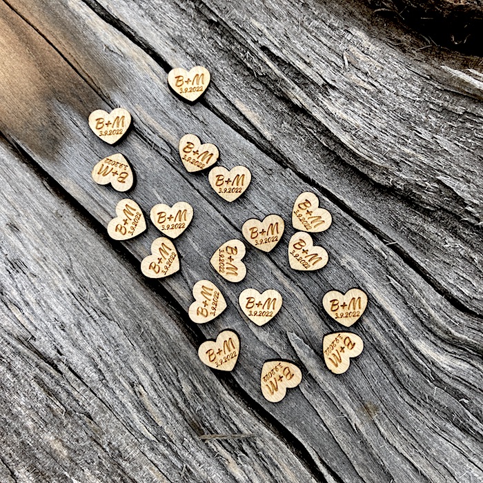 Dřevěná srdíčka s iniciály a datumem