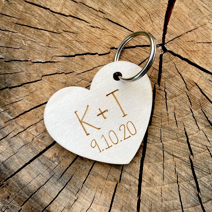 Klíčenka s iniciály a datem svatby 