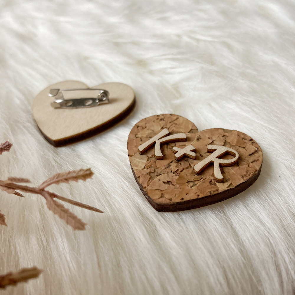 Korková brož - srdce s iniciály
