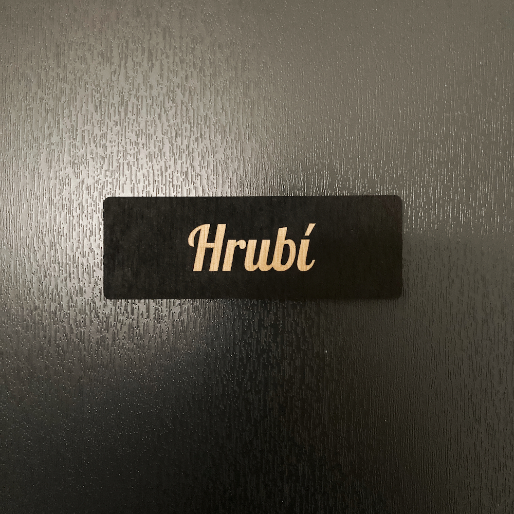 Dřevěná jmenovka na dveře - černá