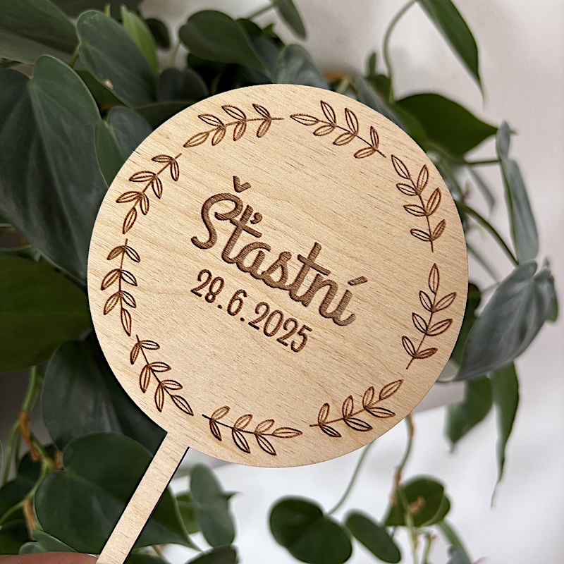 Zápich do dortu s příjmením novomanželů