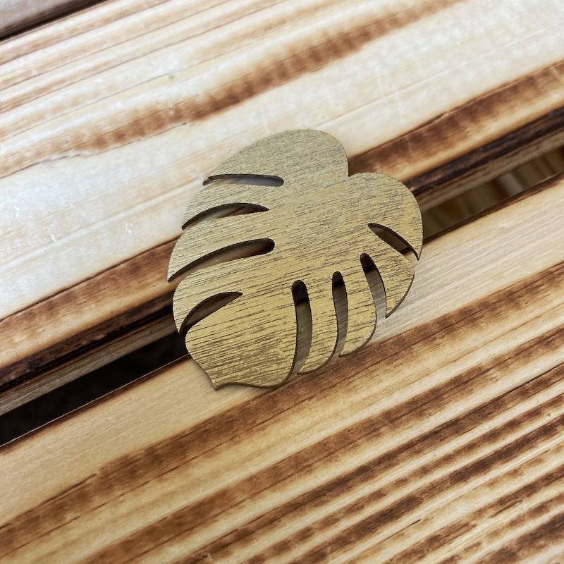 Dřevěná brož - Monstera