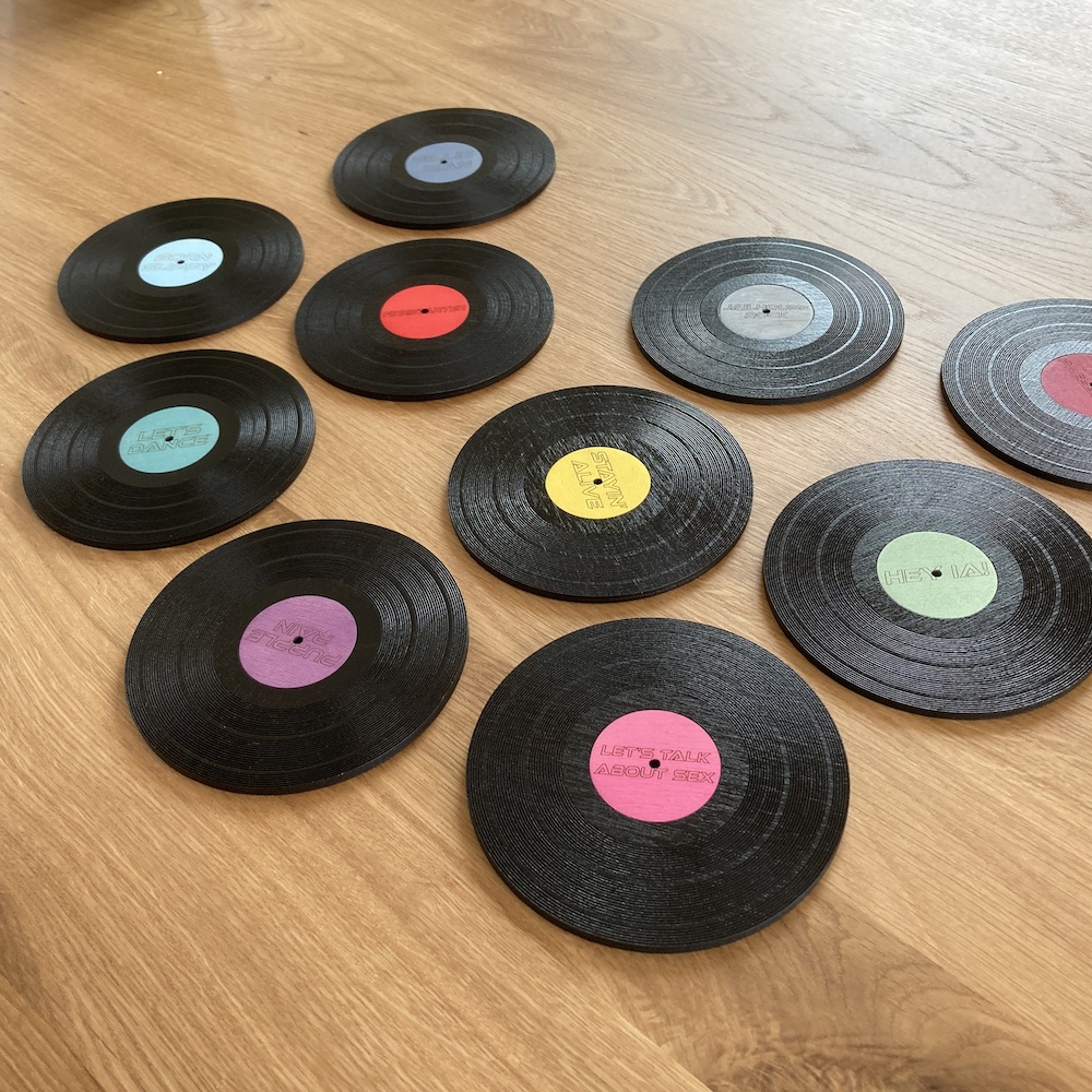 Dřevěný podtácek - vinylová deska s oblíbenou kapelou