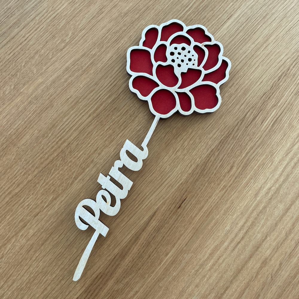 Dřevěná květina se jménem