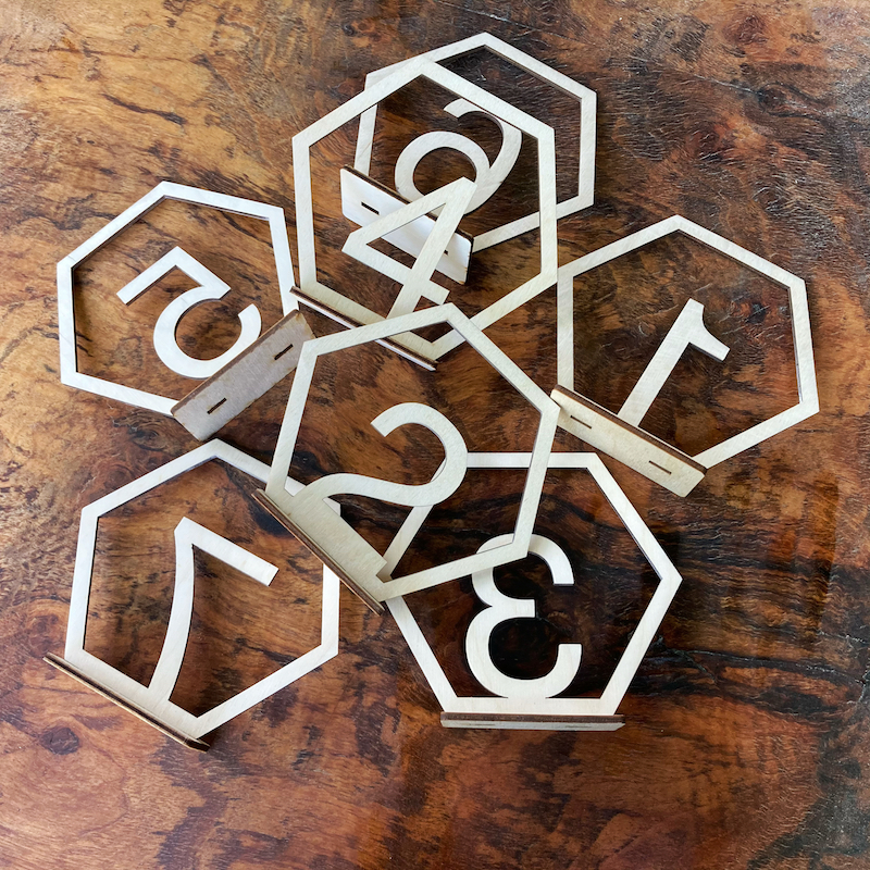 Čísla na stůl v hexagonu