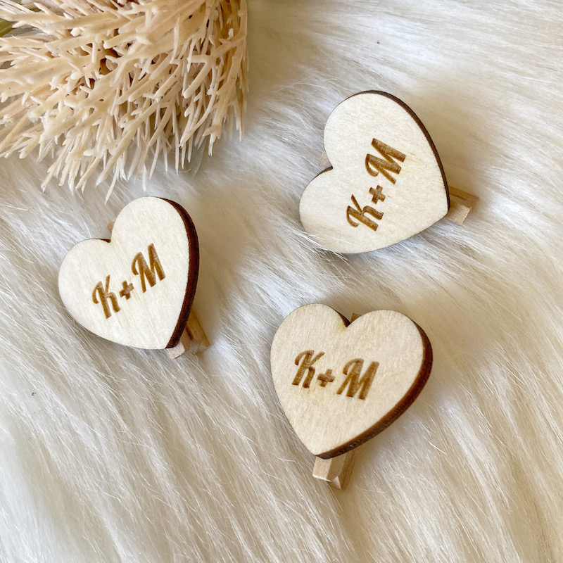 Dřevěné mini kolíčky se srdíčky s iniciály