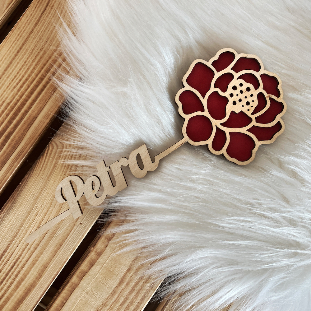 Dřevěná květina se jménem