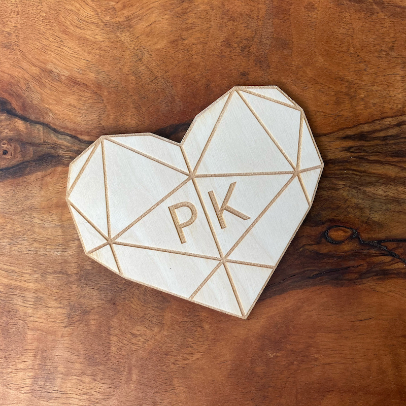 Dekorativní geometrické srdce s iniciály