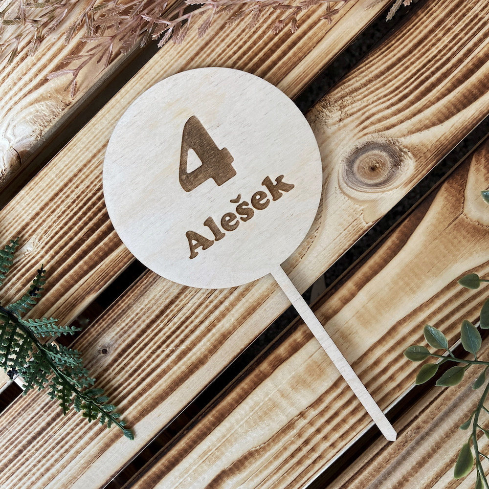 Zápich do dortu se jménem a rokem