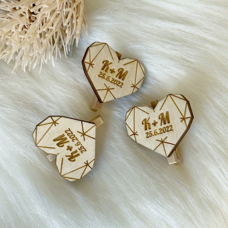 Dřevěné mini kolíčky se srdíčky s iniciály