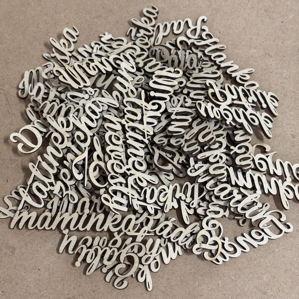 Dřevěné jmenovky na talíř