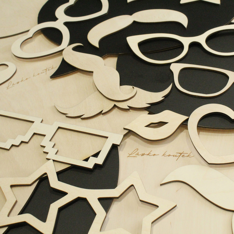 Rekvizity do fotokoutku - knír