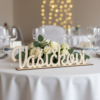 Dřevěné příjmení na stojanu