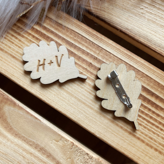 Dřevěná svatební brož s iniciály - dubový list