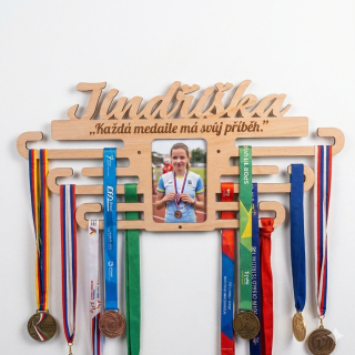 Věšák na medaile se jménem a fotkou