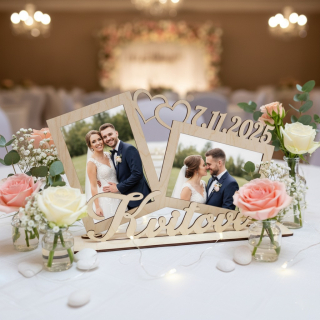 Dřevěné příjmení s fotorámečky na stojanu