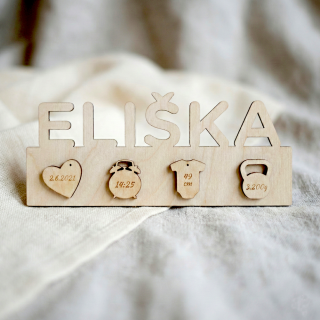 Dřevěné jméno s porodními údaji
